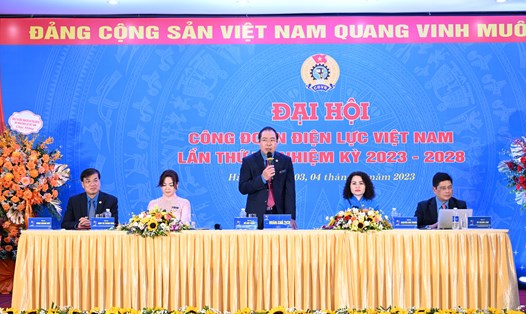 Đoàn Chủ tịch điều hành Đại hội VI Công đoàn Điện lực Việt Nam. Ảnh: Cấn Dũng