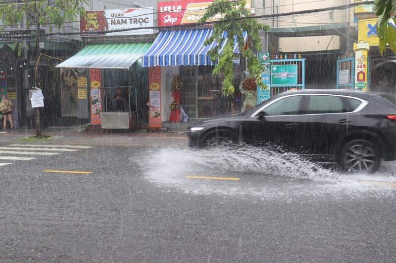 Mưa lớn gây ngập cục bộ ở Đà Nẵng. Ảnh: Nguyễn Linh