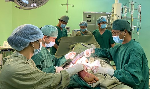 Các bác sĩ Bệnh viện Bà Rịa thực hiện phẫu thuật điều trị cho bệnh nhân bị tổn thương động mạch khoeo. Ảnh: Thành An