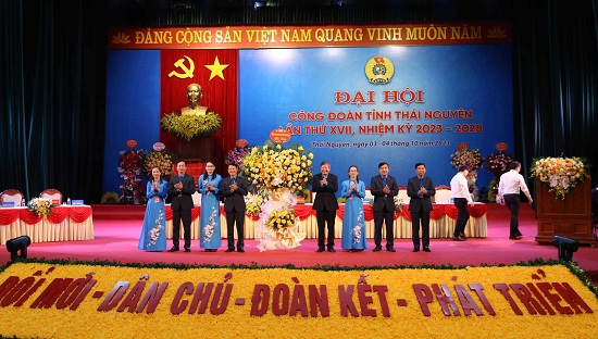 Phó Chủ tịch Tổng LĐLĐ Việt Nam - Trần Thanh Hải tặng lẵng hoa chúc mừng Đại hội Công đoàn XVII tỉnh Thái Nguyên. Ảnh: Minh Hạnh 
