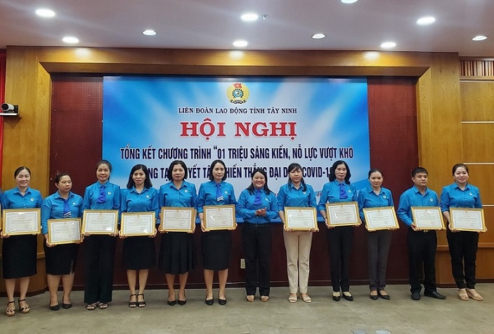 Tại Hội nghị, LĐLĐ tỉnh Tây Ninh đã khen thưởng 73 tập thể và 41 cá nhân đạt thành tích tiêu biểu trong chương trình 1 triệu sáng kiến. Ảnh: Phương Ngân