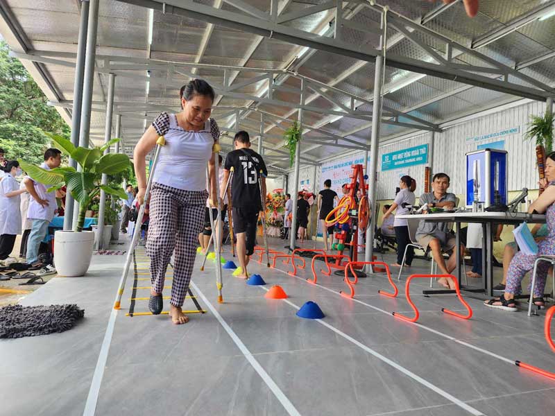 Người bệnh được tập phục hồi chức năng ở ngoài trời. Ảnh: Thùy Trang