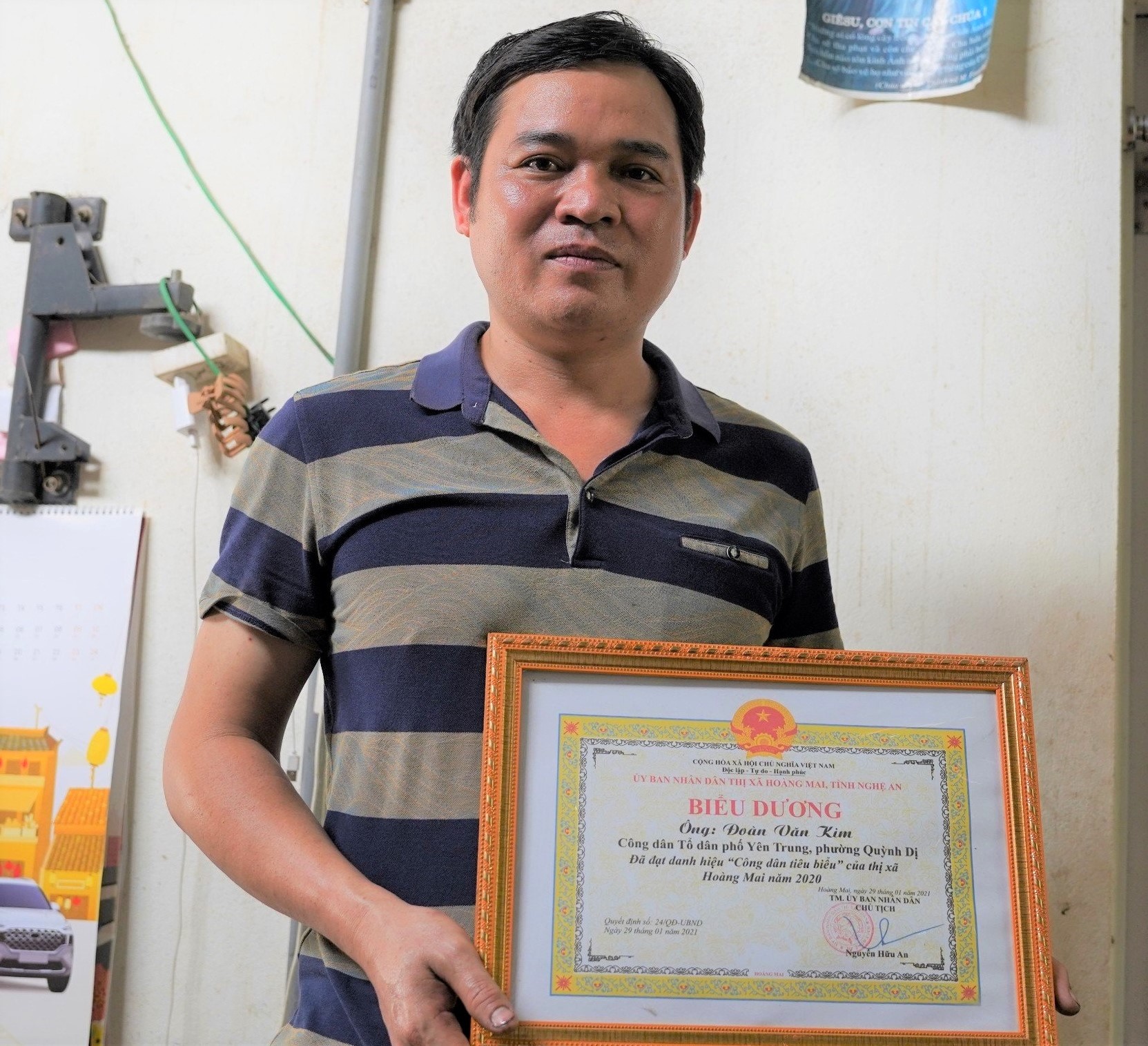 Với kỷ lục 25 lần hiến máu cứu người, anh Đoàn Văn Kim được vinh danh là "Công dân tiêu biểu" của thị xã Hoàng Mai năm 2020. Ảnh: Duy Chương