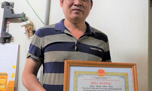 Với kỷ lục 25 lần hiến máu cứu người, anh Đoàn Văn Kim được vinh danh là "Công dân tiêu biểu" của thị xã Hoàng Mai năm 2020. Ảnh: Duy Chương