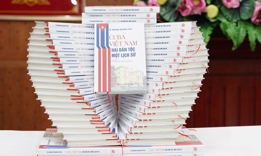 Cuốn sách: "Cuba - Việt Nam: Hai dân tộc, một lịch sử" được xem là cuốn biên niên sự kiện giữa hai đất nước Việt Nam - Cuba. Ảnh: Thanh Hà