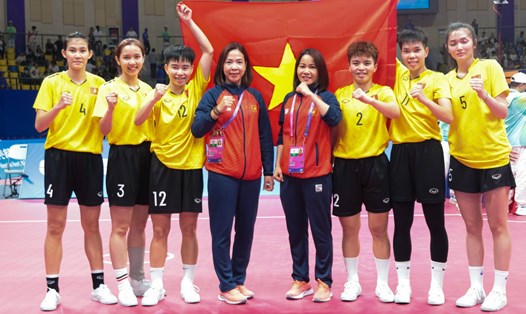 Huấn luyện viên Trần Thị Vui (thứ 4 từ phải sang) và đội tuyển cầu mây nữ Việt Nam. Ảnh: Bùi Lượng