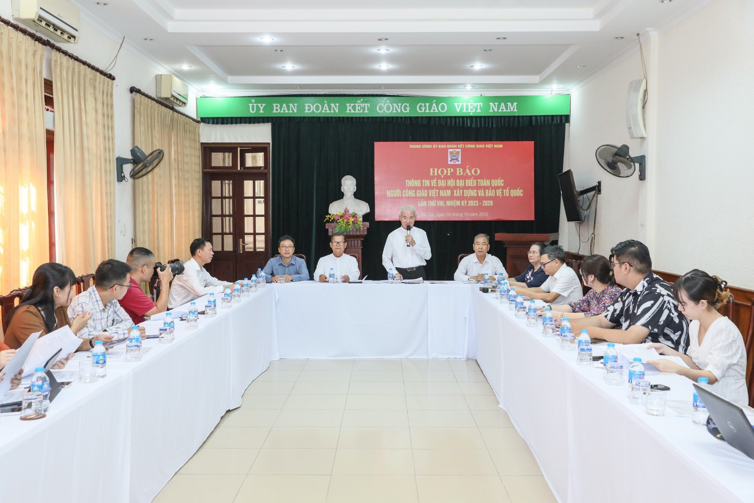 Linh mục Trần Xuân Mạnh, Phó Chủ tịch không chuyên trách Ủy ban Trung ương MTTQ Việt Nam, Chủ tịch Ủy ban Đoàn kết Công giáo Việt Nam chủ trì họp báo. Ảnh: Phạm Đông