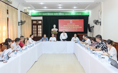 Linh mục Trần Xuân Mạnh, Phó Chủ tịch không chuyên trách Ủy ban Trung ương MTTQ Việt Nam, Chủ tịch Ủy ban Đoàn kết Công giáo Việt Nam chủ trì họp báo. Ảnh: Phạm Đông