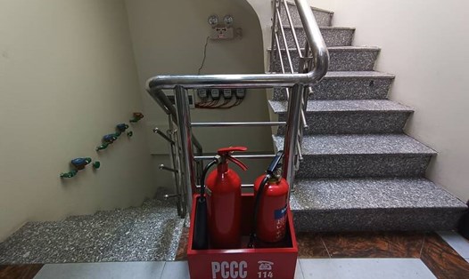 Nhiều chủ tòa nhà chung cư mini Hà Nội mua sắm bình cứu hỏa, thiết bị phòng cháy chữa cháy. Ảnh: Thu Giang