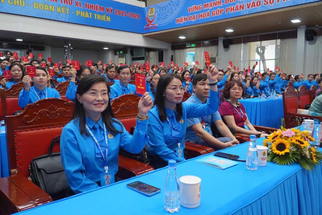   Các đại biểu bỏ phiếu bầu đoàn chủ tịch tại Đại hội công đoàn tỉnh Đồng Nai lần thứ XI nhiệm kỳ 2023 - 2028. Ảnh: Hà Anh Chiến 