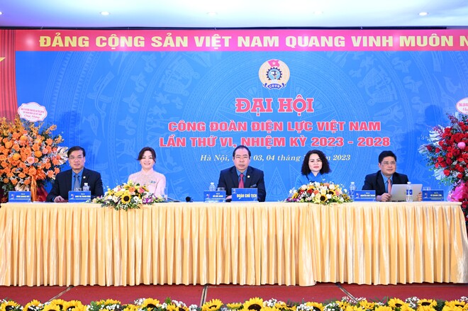 Đoàn Chủ tịch Điều hành Đại hội VI Công đoàn Điện lực Việt Nam. Ảnh: Ngọc Tuấn