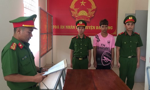 Hồ Văn Hoàn bị khởi tố về hành vi chống người thi hành công vụ. Ảnh: Công an Đakrông.
