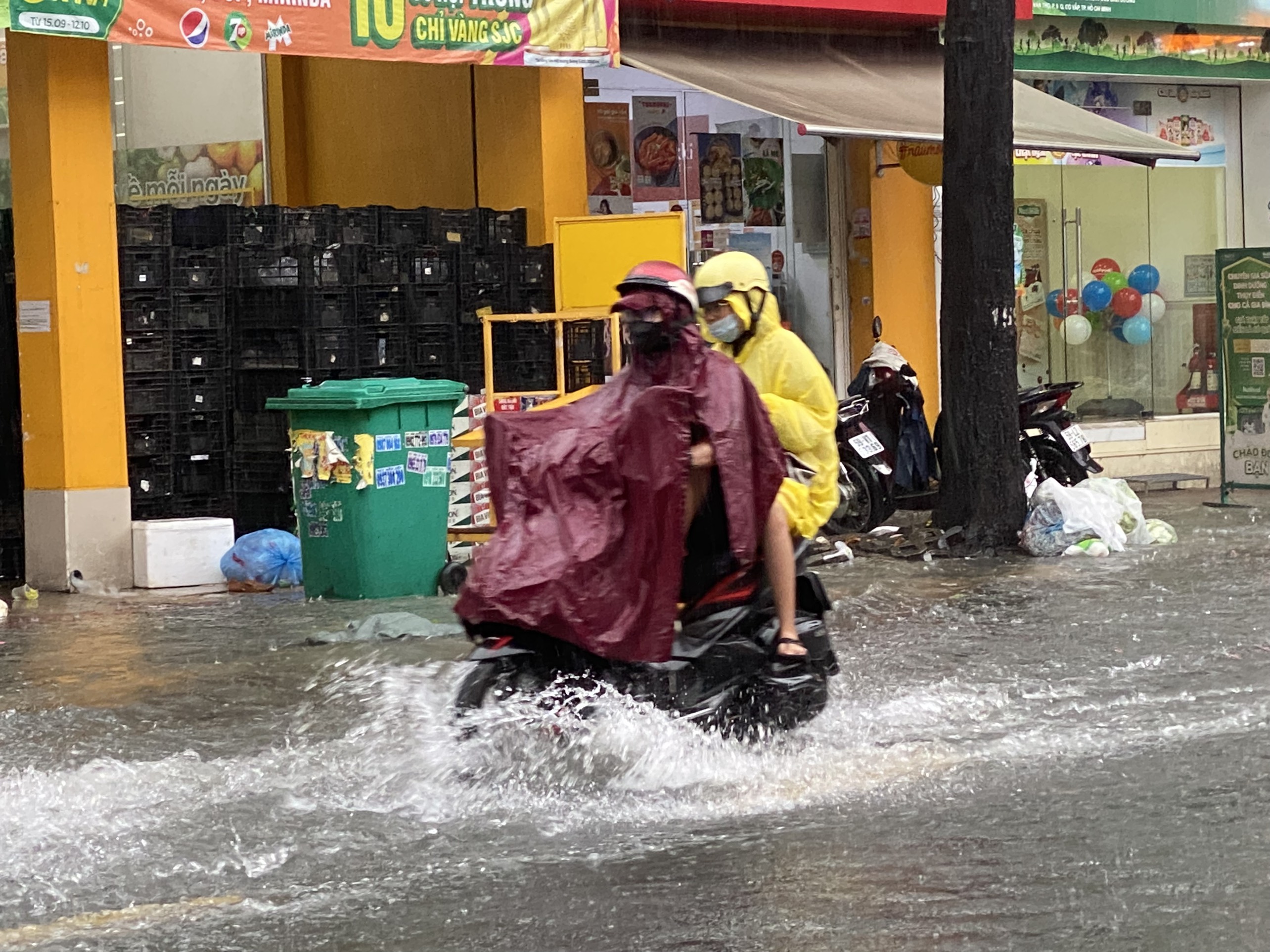 Cần chú ý bảo dưỡng xe sau khi lưu thông dưới trời mưa lớn, đường sá ngập lụt để tránh hư hỏng. Ảnh: Ngọc Ánh