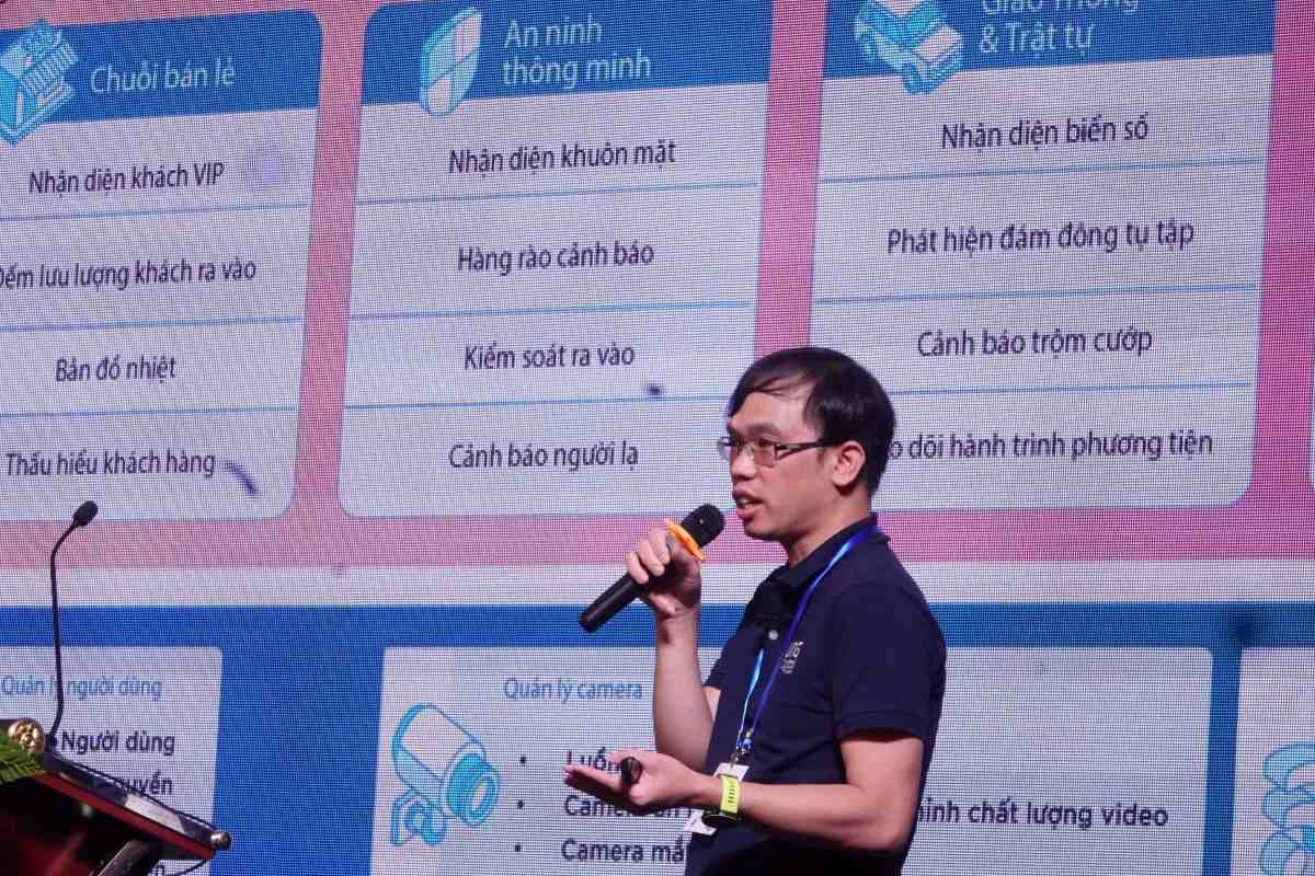 Ông Vũ Văn Tiệp, Giám đốc sản phẩm Veka.ai giới thiệu giải pháp công nghệ thông minh Cloud Camera AI. Ảnh: Nguyễn Đăng
