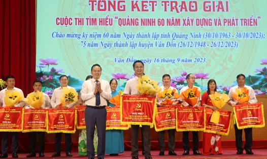 Ban Tổ chức huyện ủy Vân Đồn trao giải Nhất cho Đảng bộ Trường THPT Hải Đảo (huyện Vân Đồn- Quảng Ninh). Ảnh: Thanh Tùng