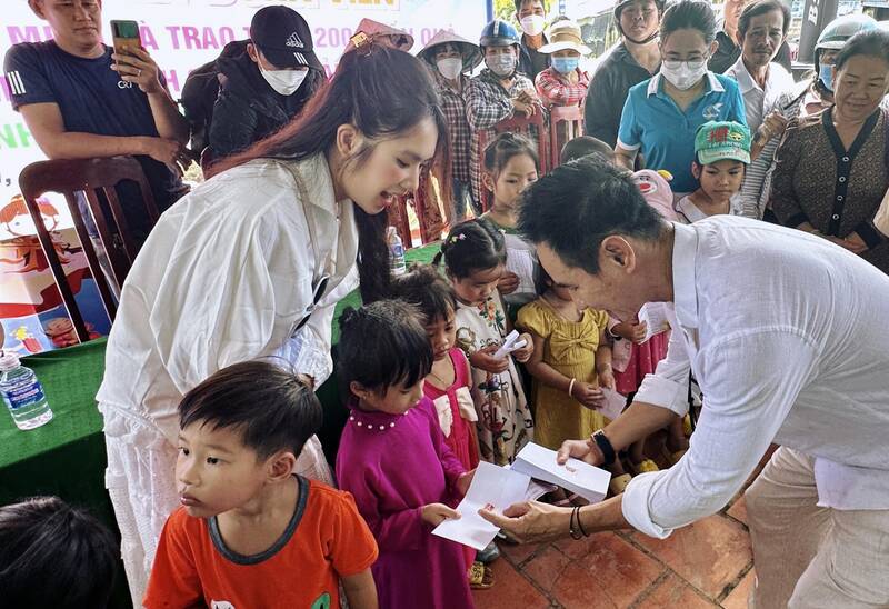 Lý Hải - Minh Hà trao quà tại làng chiếu Định Yên. Ảnh: NSCC