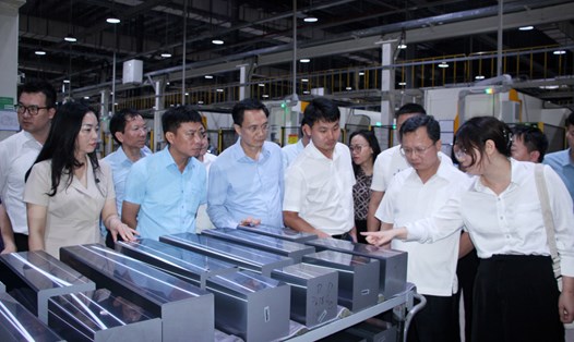 Ông Cao Tường Huy- Quyền Chủ tịch UBND tỉnh, cùng đoàn công tác thăm dây chuyền sản xuất của Nhà máy Jinko Solar 2 (KCN Sông Khoai). Ảnh: Mạnh Trường