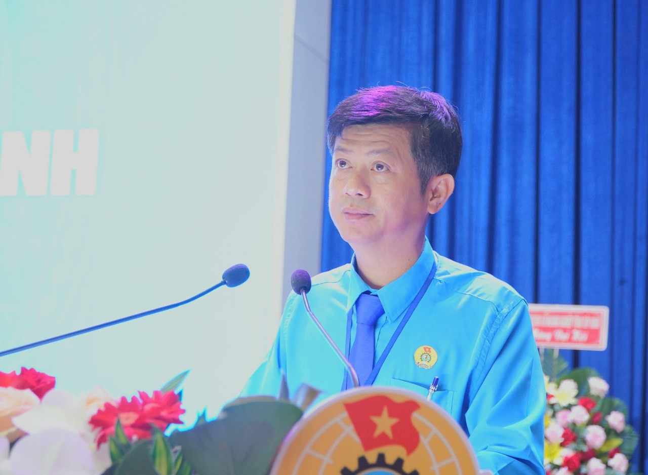 Chủ tịch LĐLĐ tỉnh Tây Ninh Trần Lê Duy phát biểu tại Đại hội. Ảnh: Chân Phúc