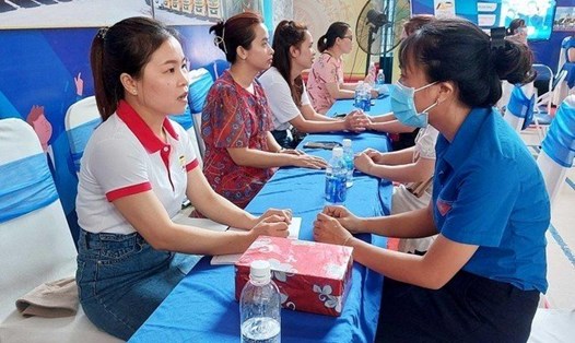 Người trẻ ở Đắk Lắk tham dự một phiên giao dịch việc làm tại TP.Buôn Ma Thuột. Ảnh: Nguyễn Thảo