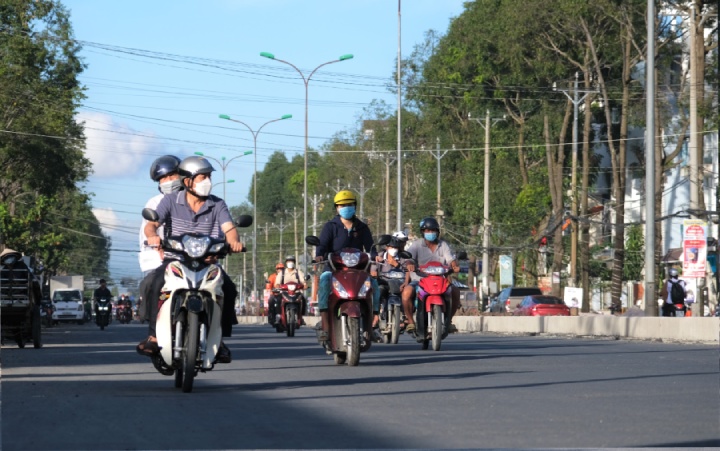 Diện mạo mới của đường Nguyễn Văn Cừ khi được nâng cấp, người dân dễ dàng di chuyển vào giờ triều cường đang lên. Ảnh: Phong Linh