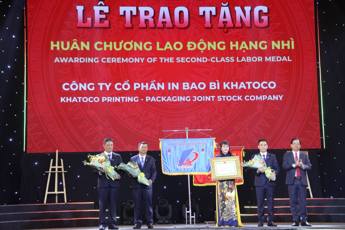 Lễ kỉ niệm 40 năm thành lập, 2 đơn vị thành viên của  Tổng Công ty Khánh Việt vinh dự đón nhận Huân chương lao động hạng Nhì. Ảnh: Phương Linh