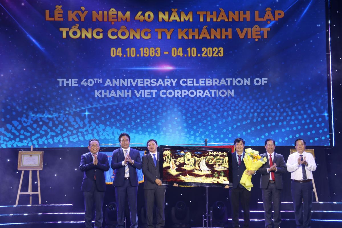 Tại lễ kỉ niệm lãnh đạo Tỉnh ủy, UBND tỉnh Khánh Hòa tặng món quà lưu niệm cho Tổng Công ty Khánh Việt. Ảnh: Phương Linh