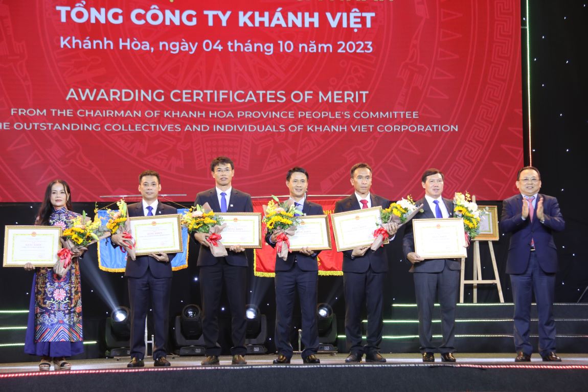 Các tập thể xuất sắc của Tổng Công ty Khánh Việt được UBND tỉnh Khánh Hòa tặng bằng khen. Ảnh: Phương Linh