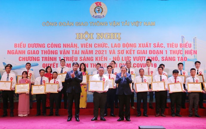 Lãnh đạo Tổng LĐLĐVN và Công đoàn Giao thông Vận tải Việt Nam tặng bằng khen cho người lao động tiêu biểu. Ảnh: CĐ GTVT VN