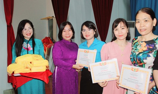 Bà Nguyễn Minh Thu Thủy - Chủ tịch Công đoàn ngành Giáo dục (người thứ hai, từ trái qua) biểu dương và trao bằng khen cho các tập thể, cá nhân tiêu biểu. Ảnh: Khánh Chi
