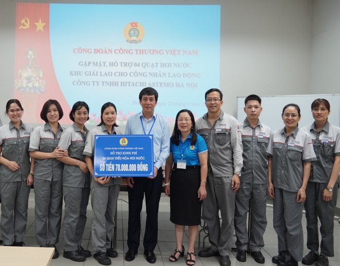 Ông Phan Văn Bản - Chủ tịch Công đoàn Công Thương Việt Nam (thứ 5 từ trái sang) tặng quà cho đoàn viên. Ảnh: CĐCTVN