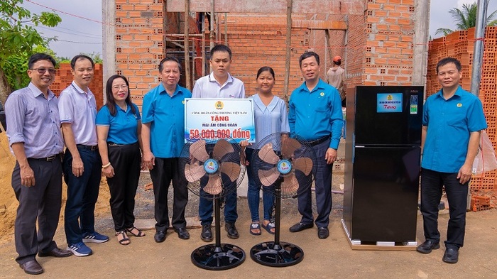 Lãnh đạo Công đoàn Công Thương Việt Nam trao hỗ trợ Mái ấm Công đoàn cho đoàn viên khó khăn. Ảnh: CĐCTVN
