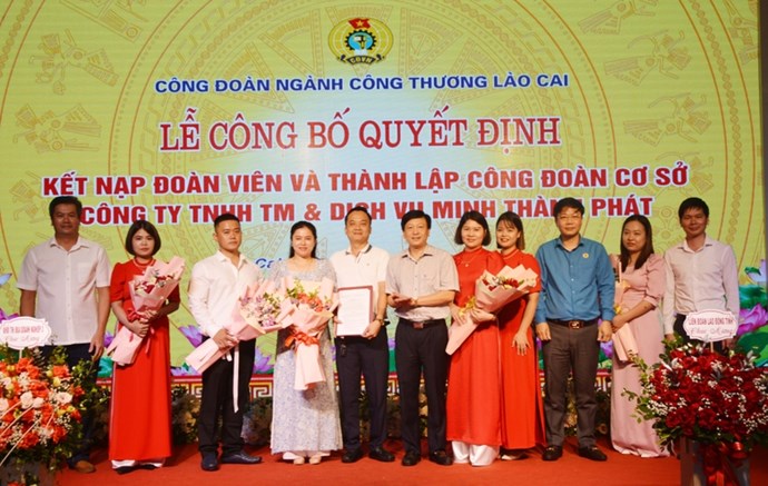 Công đoàn ngành Công Thương Lào Cai tổ chức kết nạp đoàn viên và thành lập Công đoàn cơ sở Công ty TNHH thương mại và dịch vụ Minh Thành Phát. Ảnh: Báo Lào Cai