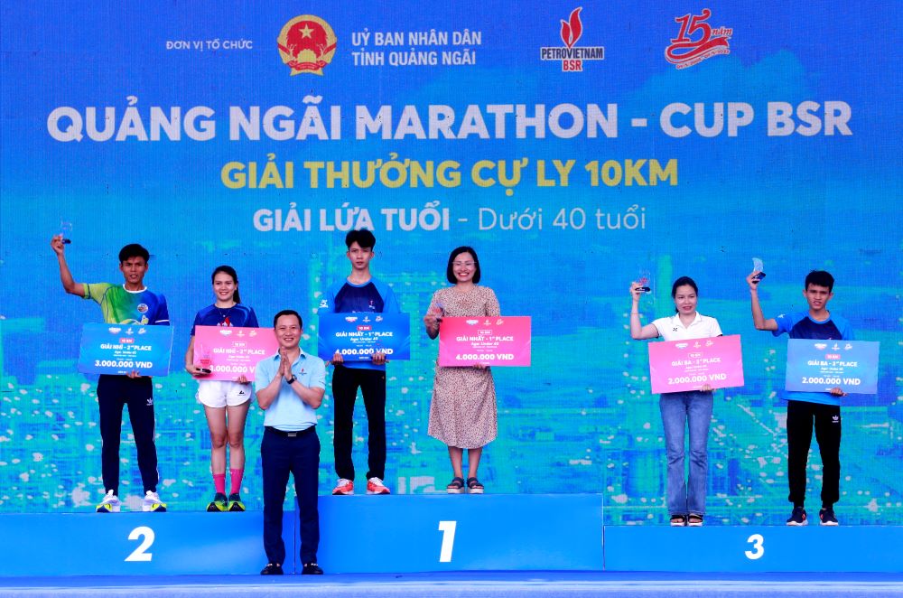 VĐV Hoàng Thị Hà từ PV PIPE đạt giải Nhất nữ ở cự ly 10 km – nhóm tuổi dưới 40. Ảnh: Hồ Cầm
