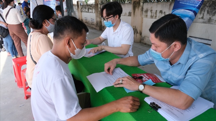 Tại Phiên chợ việc làm hưởng ứng Tháng Công nhân năm 2022 ở quận Thốt Nốt (TP Cần Thơ), người lao động được hướng dẫn truy cập gói cước giá rẻ. Ảnh: Phong Linh
