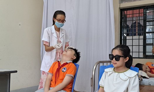 Khám và tư vấn phòng bệnh đau mắt đỏ cho học sinh ở Lào Cai. Ảnh: Bảo Nguyên