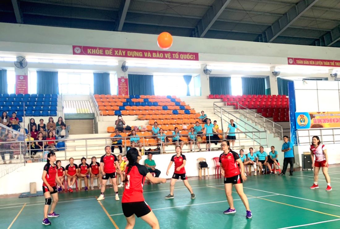 Thi đấu bóng chuyền hơi nữ tại Nhà Văn hóa lao động tỉnh An Giang. Ảnh: Lâm Điền