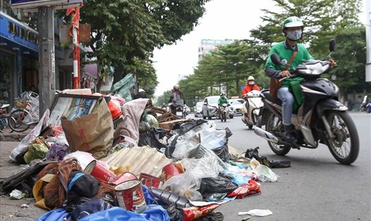 Hà Nội từng chứng kiến tình trạng rác thải bủa vây nhiều tuyến phố khi bãi rác Nam Sơn bị chặn. Ảnh: Minh Thành