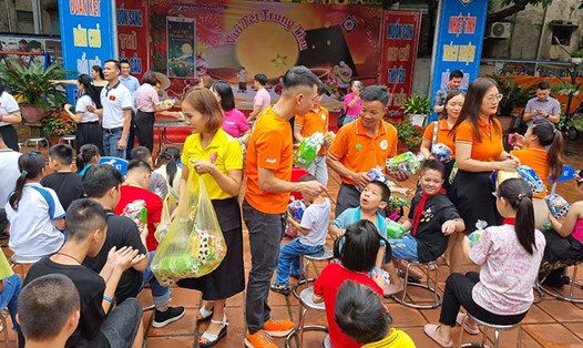Trung tâm Bảo trợ trẻ em 4 Việt Trì tổ chức vui Tết trung thu và phát quà cho các em nhỏ. Ảnh: DN cung cấp