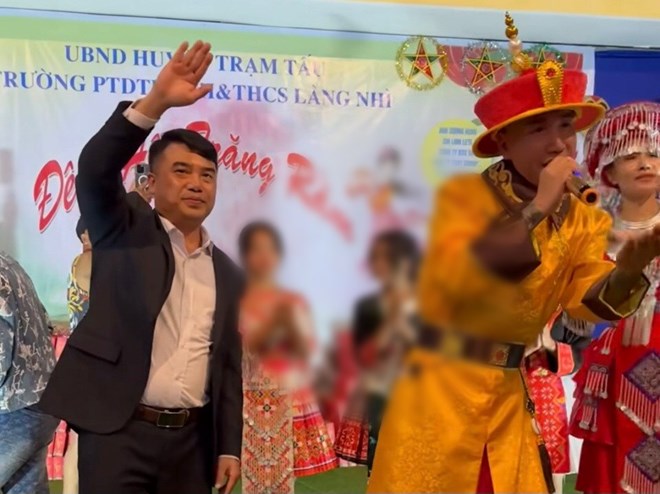 Hiệu trưởng Trường Tiểu học và THCS Làng Nhì (trái) xuất hiện trên sân khấu để phụ họa cho tiết mục của Lê Văn Phú. Ảnh chụp màn hình.
