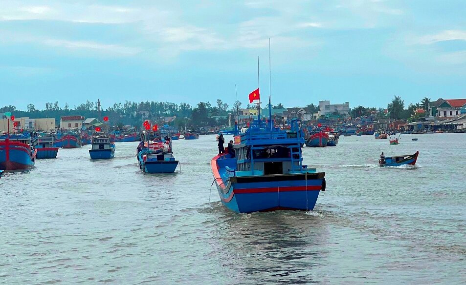 Tàu cá của ngư dân Quảng Ngãi vươn khơi khai thác hải sản. Ảnh: Ngọc Viên