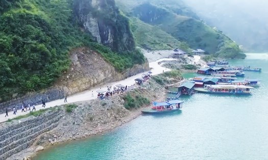 Hoạt động du lịch bằng tàu trên sông Nho Quế sôi động trở lại.