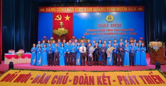 Phó Chủ tịch Tổng LĐLĐVN Trần Thanh Hải và lãnh đạo tỉnh Thái Nguyên tặng hoa chúc mừng BCH LĐLĐ tỉnh Thái Nguyên. Ảnh: Minh Hạnh 