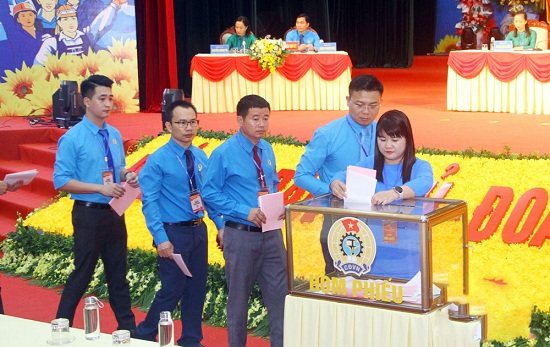 Bỏ phiếu bầu đại biểu đi dự Đại hội XIII Công đoàn Việt Nam. Ảnh: Minh Hạnh 
