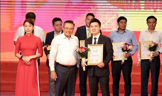 Ông Đỗ Vinh Quang, Phó Chủ tịch HĐQT Tập đoàn T&T Group (bên trái) trao ủng hộ cho Quỹ “Vì người nghèo” thành phố Hà Nội. Ảnh: T&T Group