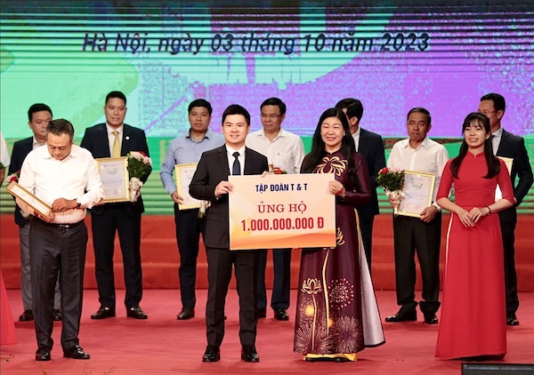 Ông Đỗ Vinh Quang, Phó Chủ tịch HĐQT Tập đoàn T&T Group (bên trái) trao ủng hộ cho Quỹ “Vì người nghèo” thành phố Hà Nội (Nguồn: T&T Group)  