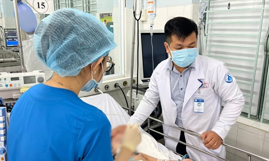 Bác sĩ Bệnh viện Nhi đồng 1 cấp cứu cho bệnh nhân. Ảnh: Nguyễn Ly