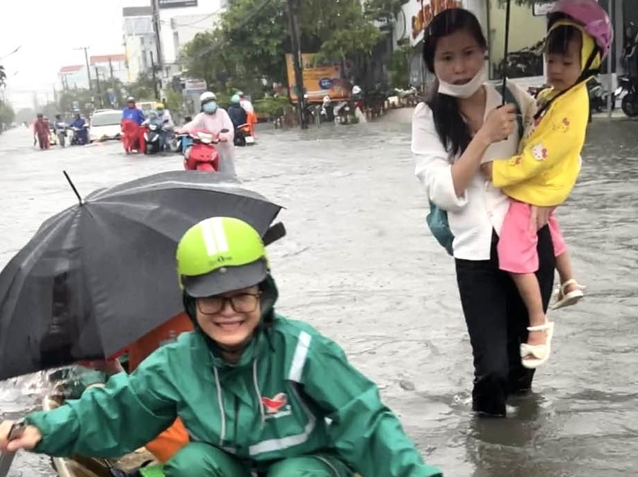 Mưa ngập người dân taij thành phố Cà Mau đưa con đển trường rất khó khăn. Ảnh: Nhật Hồ