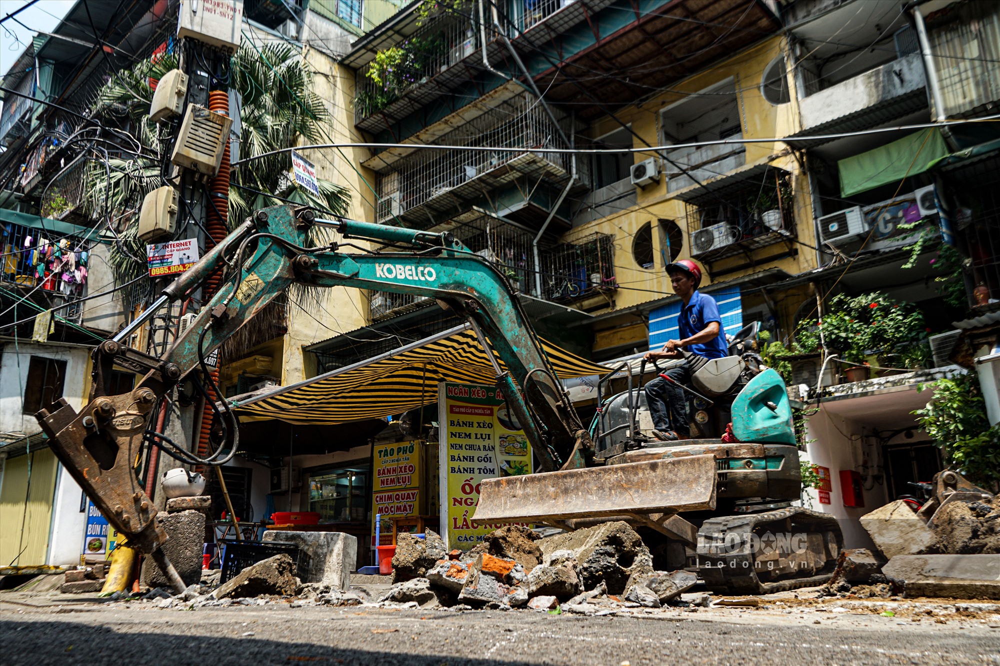 Bên dưới công nhân đào xới tứ tung, bên trên “chuồng cọp lơ lửng” ở khu tập thể Nghĩa Tân.