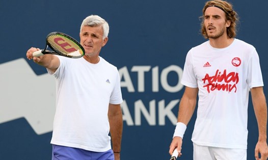 Stefanos Tsitsipas (phải) sẽ lại làm việc với bố của mình là ông Apostolos. Ảnh: Tennis Majors