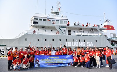 Đoàn kiều bào thăm quân và dân huyện đảo Trường Sa và Nhà giàn DK1, tháng 4.2023. Ảnh: Song Minh